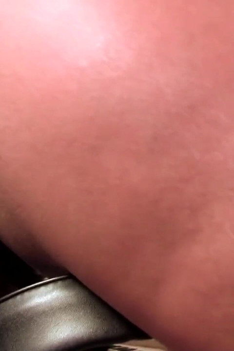 婊子用假陽具操然後騎著大雞巴射精