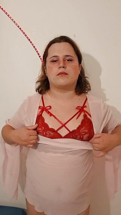 Süße T-Girl zieht sich für dich aus
