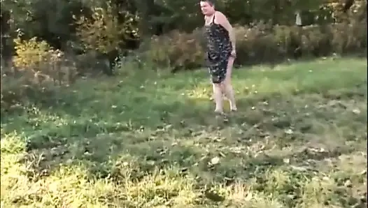 Lesben, milf, behaarte muschi lecken, fingern im park