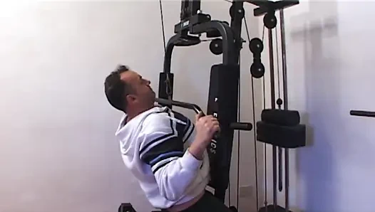 Yaramaz genç kız spor salonunda olgun bir yarakla meşgul