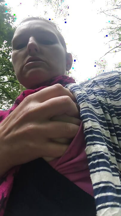 Venkovní prsatá hra při chůzi ve skvělé přírodě