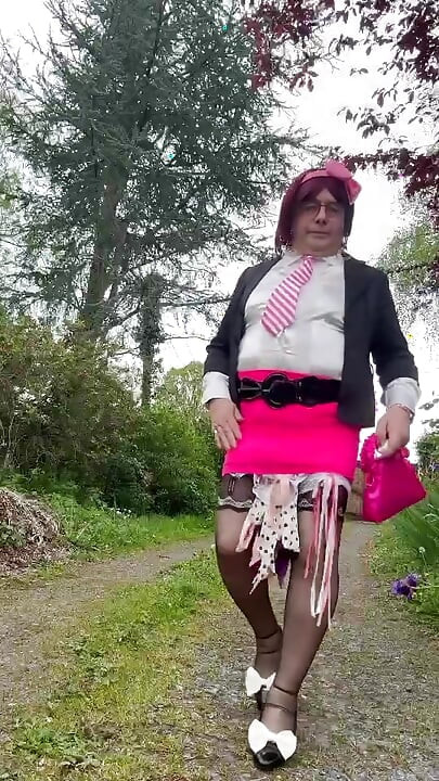 En tenue avec une jupe courte fluo pour la soirée