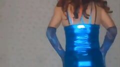 Estoy listo para el club con mi nuevo vestido azul metálico y sexy, medias y guantes sexy que son tan suaves en mi piel