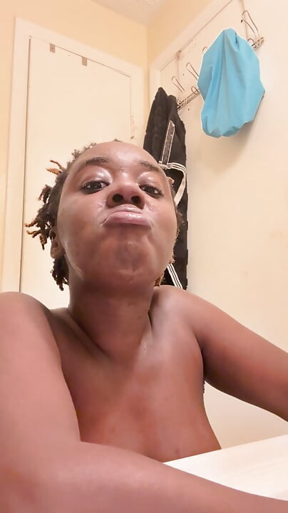 Mellszopás, szóló maszturbáció, büdöstől a friss és tiszta zuhanyozásig (BlackPorn)