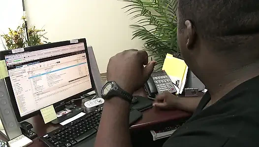 Geiles teen bekommt nach dem hardcore-hämmern sperma auf ihre muschi