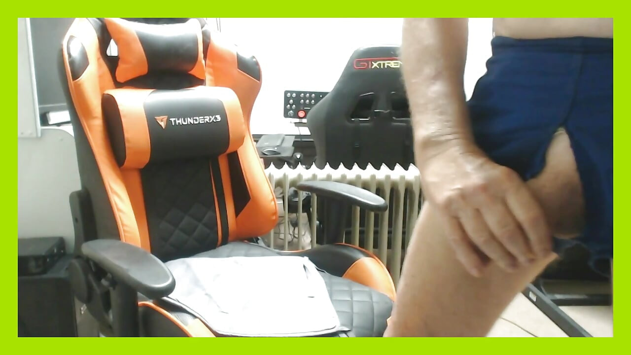 2024 在我的地板上撸管并高潮