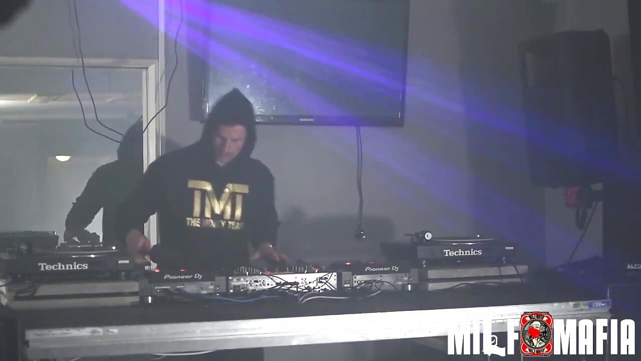 MILF's and teen fuck and suck the nightclub dj