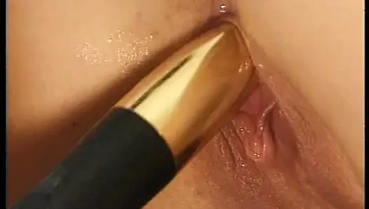 Cewek nakal ini suka banget muasin memek bebrangnya pakai mainan seks