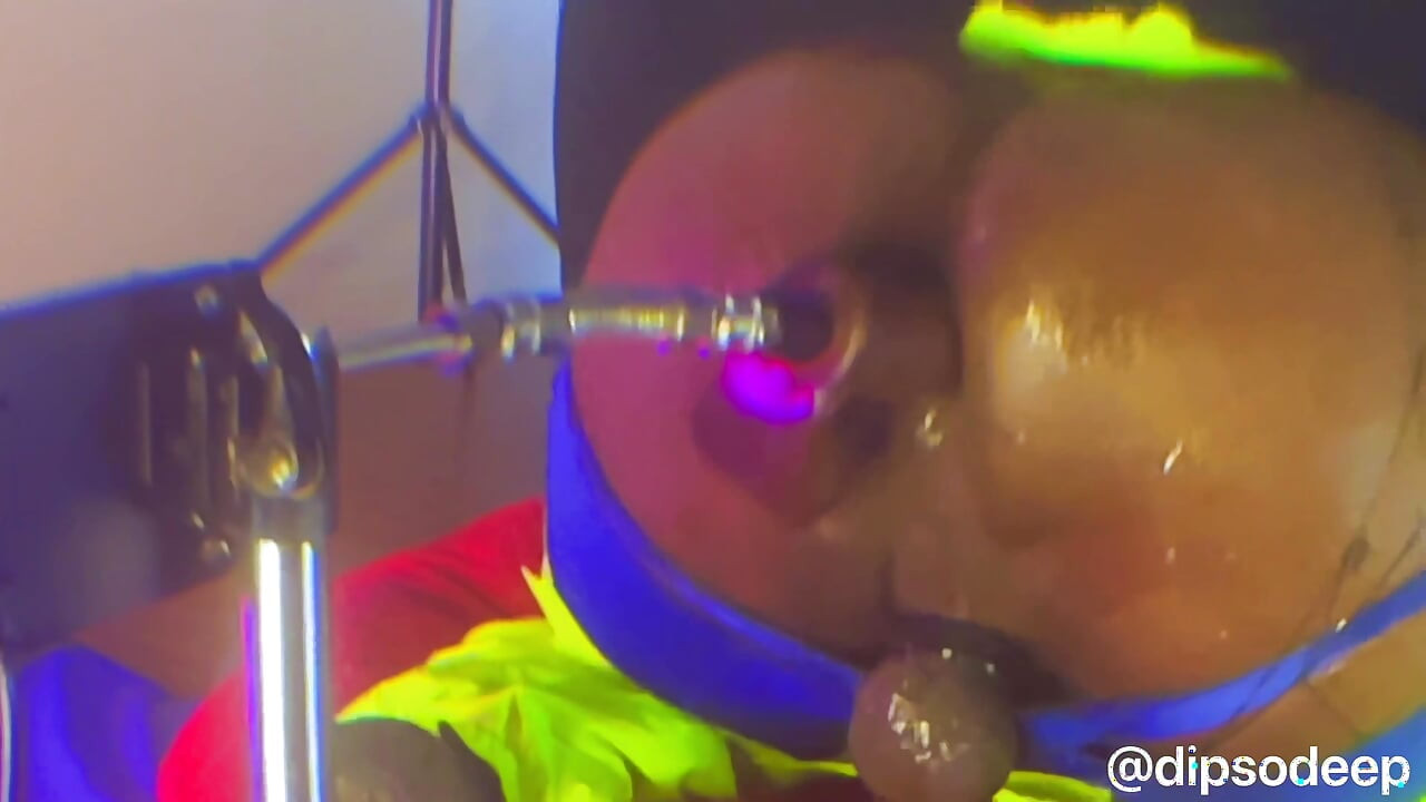 泡泡屁股在性爱机器上用假阳具按摩小穴