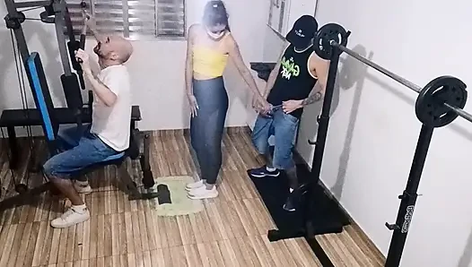 Evli kadın kocasını spor salonunda arkadan aldatıyor!