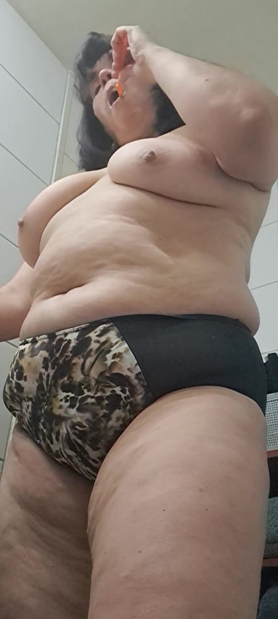 Looking to Put Fingers in Wet Vagina