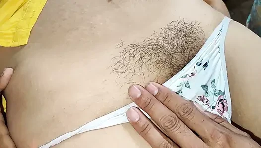 Seks lezat dengan vagina besar berakhir dengan air mani di dalam saudara tiri Tamil dari video x.