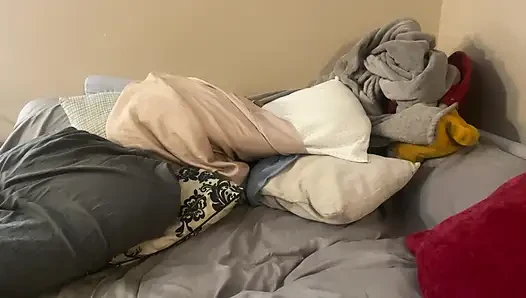 Big ass shaking while masturbating