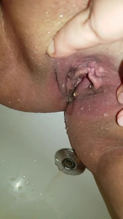 BBW Golden Shower peeing in bathtub