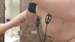 Il ragazzo grasso si masturba con la porta aperta in un bagno pubblico