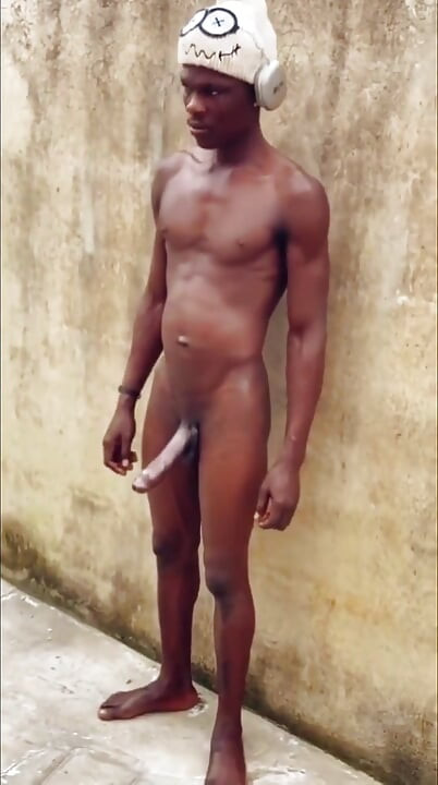 Pria kontol besar meniduri pria pantat besar di dalam senyawa..