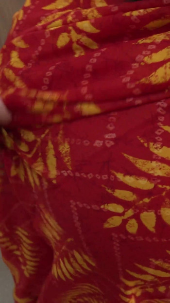 Ključni trenutak iz filma "Velike sise, velika guza Desi Bhabhi u sareeju jebana od Harami Devara"