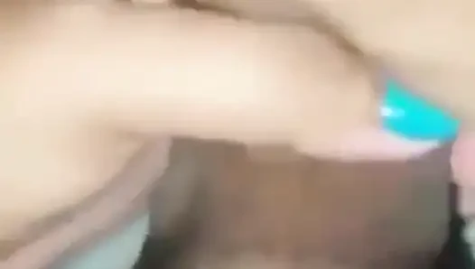 Aynı Anda Erkek Arkadaşının Yarağının Tadını Çıkaran Iki Güzel Kızla Hintli Üçlü Seks