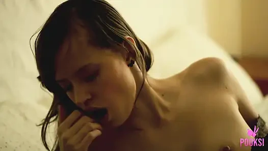 Dünne süße Lynn zuckt, während sie ihren kitzler reibt!