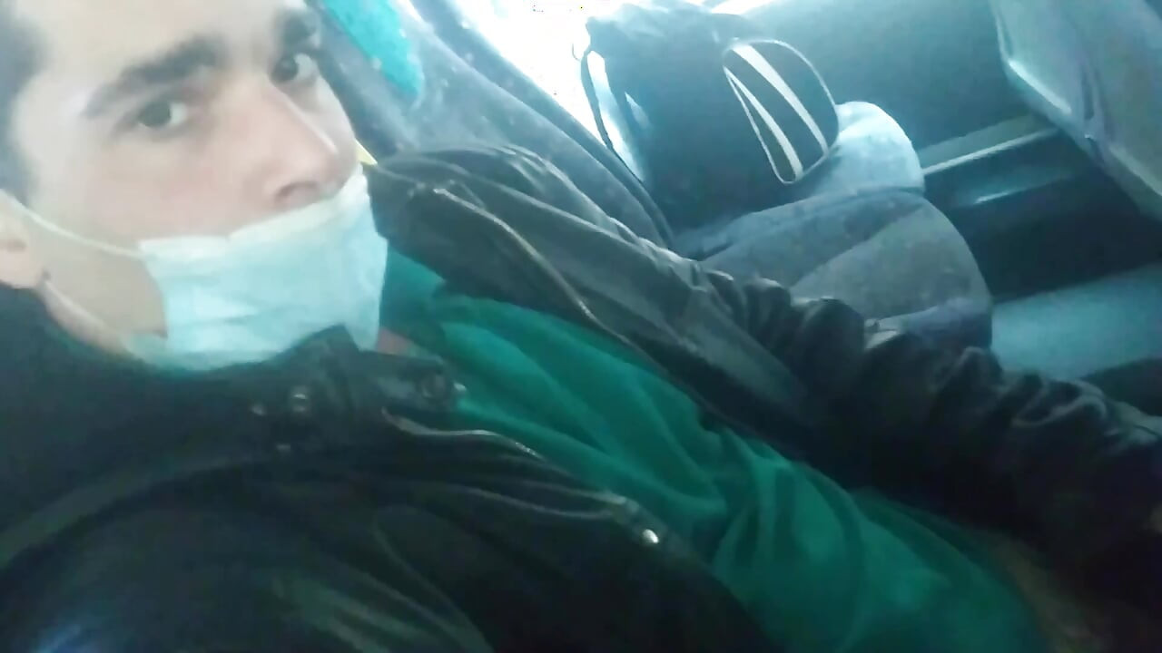 מציצה באוטובוס ציבורי והצגת ציצים ותחת גדול
