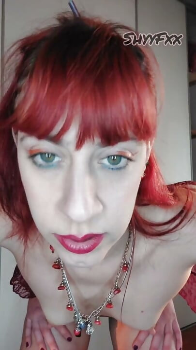 Shyyfxx bir takipçiye bir video ayırıyor, böylece sütünü 31 talimatına ithaf ediyor