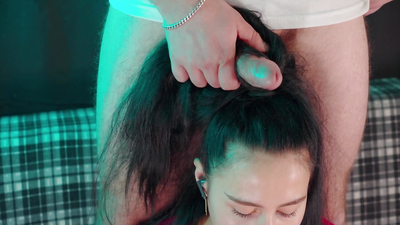 Freeuse Hairjob, podczas gdy ona vapes i scrolls