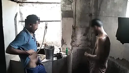 Duşta ilk kez komşu adam twink oğlanla sikişiyor