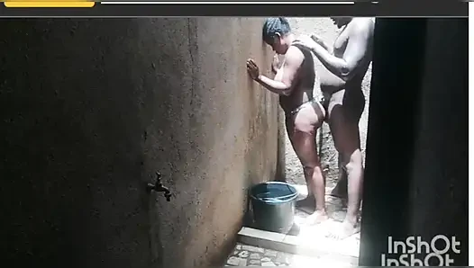 Cinta diam-diam di kamar mandi Afrika