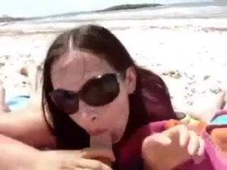 Suce une queue a la plage