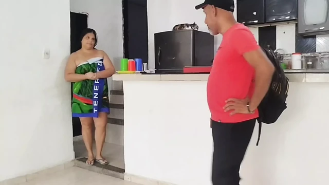 Lucky pizza deal. Colombian with big ass gets fucked hard with her pussy with skinny old delivery man