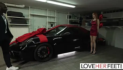 Kızıl saçlı güzel Lilly Mays tapıyor ve sikiliyor