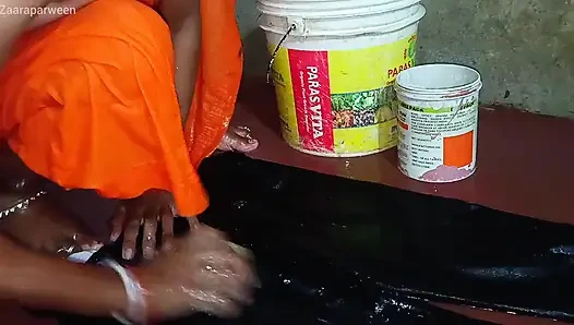 Hintli zaara üvey kız kardeş çıplak banyo yapıyor ve sert sikişiyor