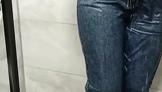 Мокрый раздевающийся и кончающий в душе