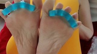 Aurora salgueiros mostra seus pés sensuais, solas e espalhadores de dedo do pé