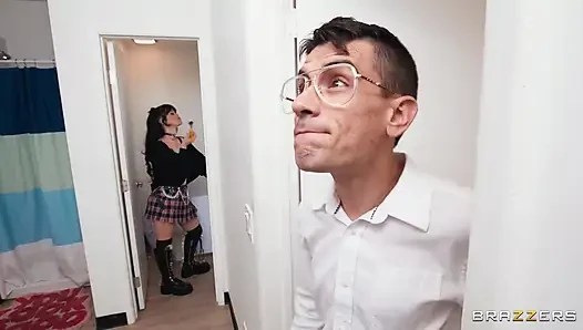 Brazzers - Goth college-mädchen Yhivi fickt streberin