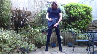 Alison thighbootboy maakt weer een lekker hapje klaar