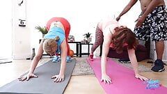 Maggie Green et Sara Jay, MILF excitées, baisent un prof de yoga!