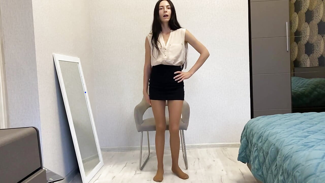 Femdom nylon benen aanbidden