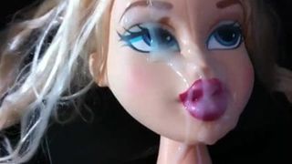 Bratz -pop geniet van een plakkerige gezichtsbehandeling