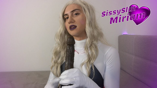 Spidergwen bläst einen BBC Dildo