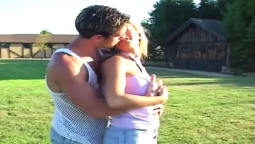 English slut knows how to give everything in fucking outdoors
