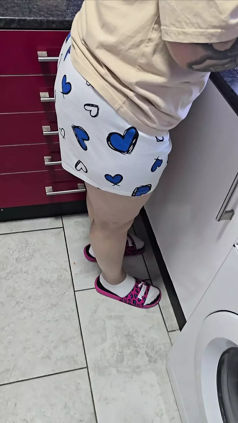 继子在继母面前在厨房里拔出他的鸡巴