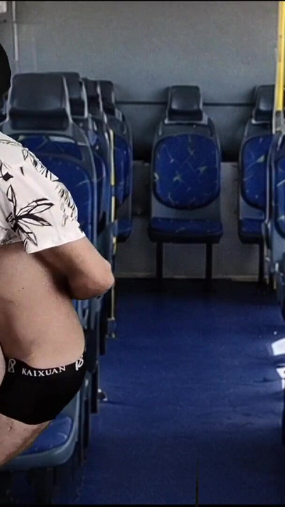 Φοιτήτρια στο μπούτι στο λεωφορείο! | Κλιπ 2