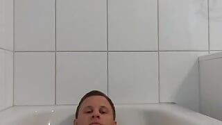 Pascal bebiendo su propia orina en la bañera