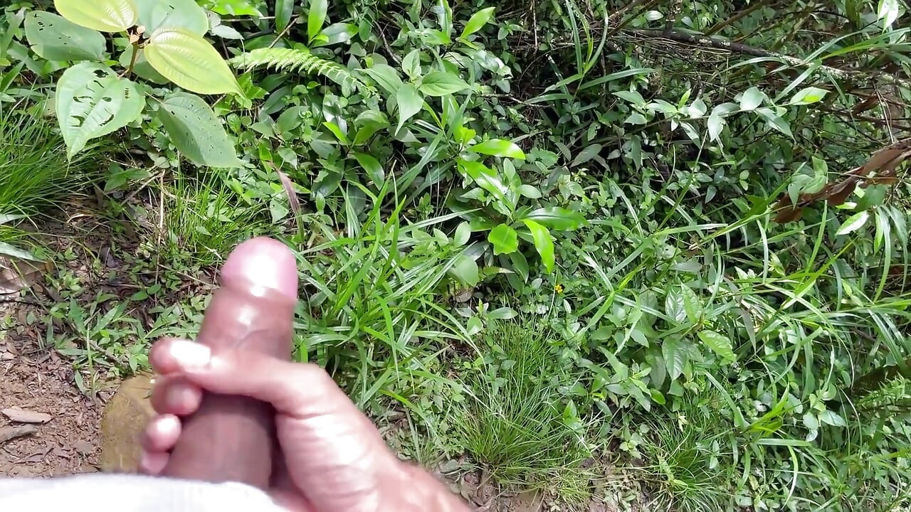 Açık havada elle muamelenin tadını çıkarıyor