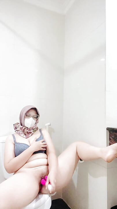 Hijab tobrut playing in the bathroom