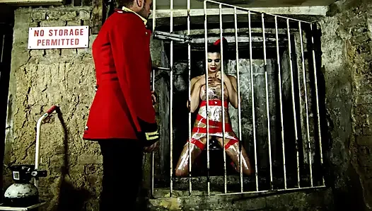Ünlü Fransız porno yıldızı sürtük bağlı ve naylon çorapla sikiliyor