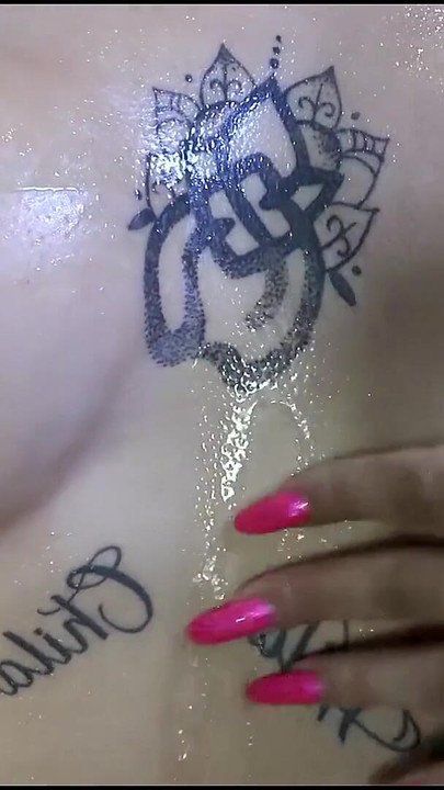 Måste-dela ögonblick från "Tyska Inked Slavegirl Candy Scott förför till Assfuck och Piss svälja av gammal kille"