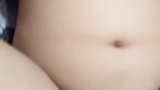 Güzel uzun saçlı esmer genç kız rol oyunu sert anal sikişe yol açıyor