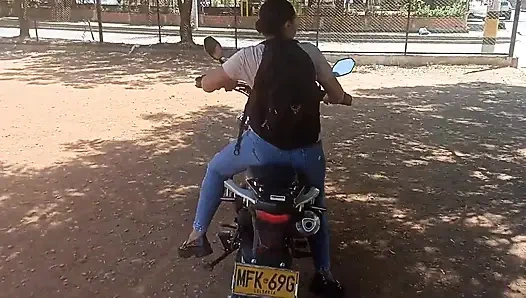 Komşuma motosiklet kullanmayı öğretiyorum ve karşılığında bana vajinasını veriyor.